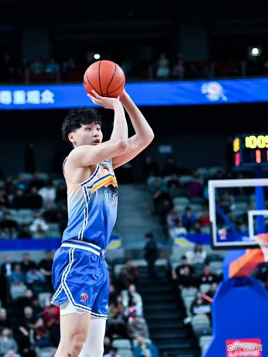 新疆广汇训练开放日，赛前主帅复盘引欢呼，荷甲在即，控场能力受关注的简单介绍-多宝国际